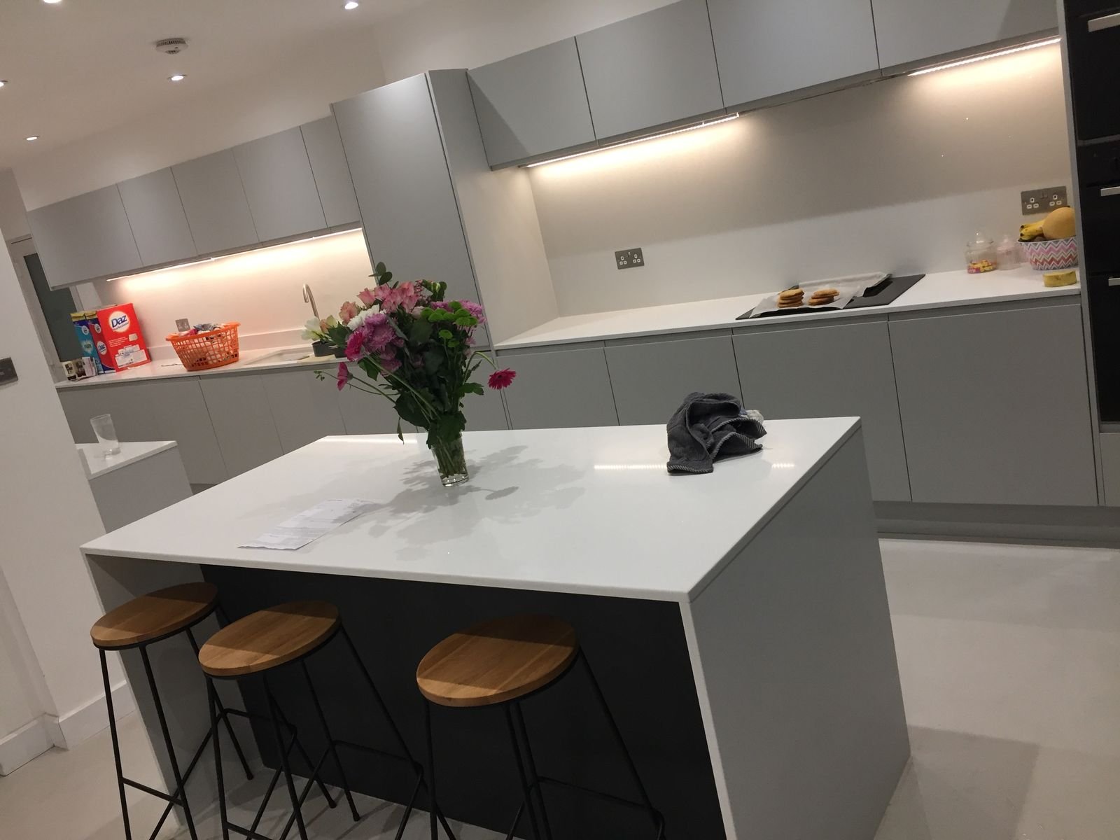 A handleless kitchen with under-cabinet lighting